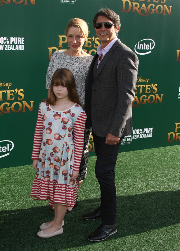Lou Diamond Phillips avec sa femme Yvonne Boismier Phillips et sa fille Lili Jordan Phillips à la première de Pete's Dragon au théâtre El Capitan à Hollywood, le 8 août 2016