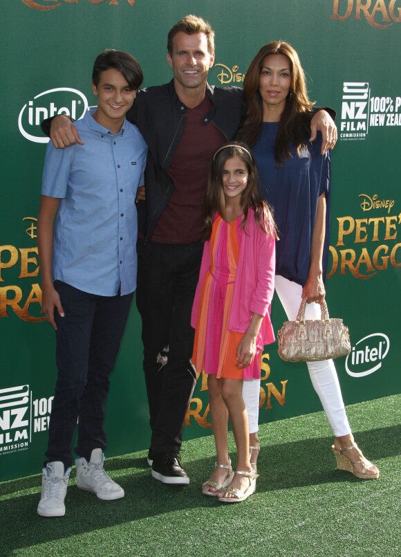 Cameron Mathison avec sa femme Vanessa Arevalo et ses enfants Leila Emmanuelle et Lucas Arthur à la première de Pete's Dragon au théâtre El Capitan à Hollywood, le 8 août 2016