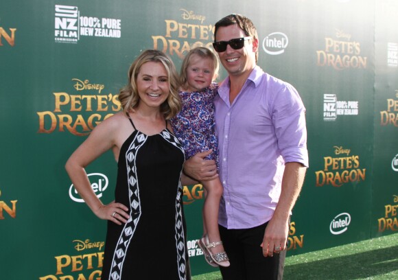 Beverley Ann Mitchell avec son mari Michael Cameron et sa fille Kenzie Lynne Cameron à la première de Pete's Dragon au théâtre El Capitan à Hollywood, le 8 août 2016