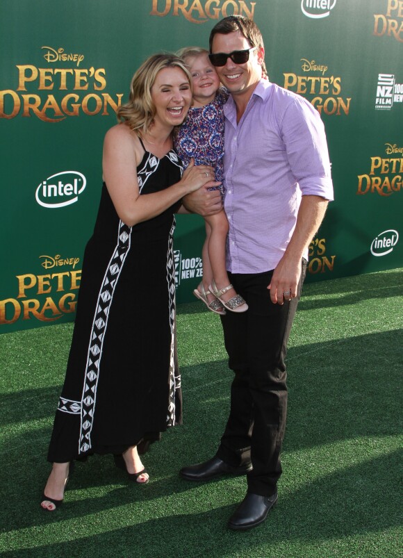 Beverley Ann Mitchell avec son mari Michael Cameron et sa fille Kenzie Lynne Cameron à la première de Pete's Dragon au théâtre El Capitan à Hollywood, le 8 août 2016