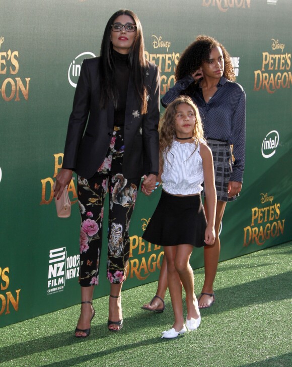 Rachel Roy et ses filles Tallulah Ruth Dash et Ava Dash à la première de Pete's Dragon au théâtre El Capitan à Hollywood, le 8 août 2016