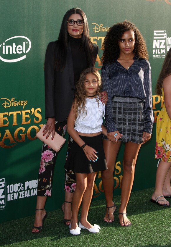 Rachel Roy et ses filles Tallulah Ruth Dash et Ava Dash à la première de Pete's Dragon au théâtre El Capitan à Hollywood, le 8 août 2016