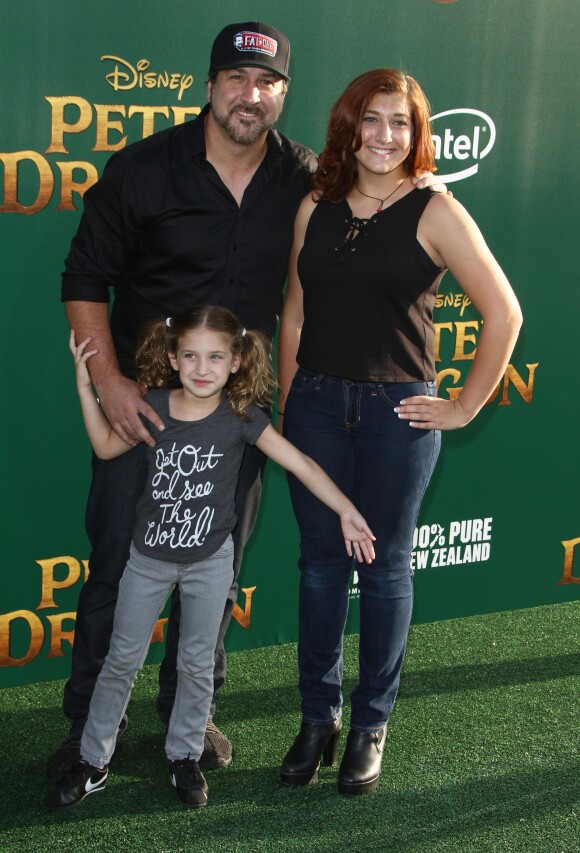 Joey Fatone avec sa femme Kelly Baldwin et sa fille Briahna Joely Fatone à la première de Pete's Dragon au théâtre El Capitan à Hollywood, le 8 août 2016