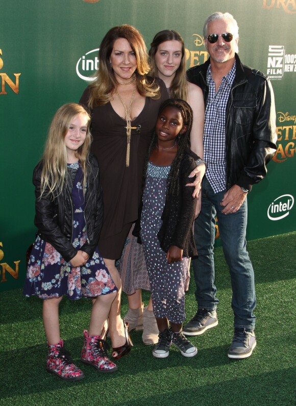 Joely Fisher avec son mari Christopher Duddy et ses filles Skylar Grace, True Harlow et Olivia Luna à la première de Pete's Dragon au théâtre El Capitan à Hollywood, le 8 août 2016