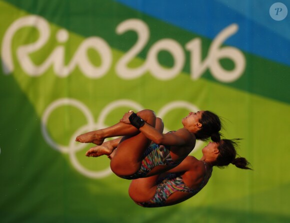 Ingrid Oliveira et Giovanna Pedroso (Brésil) pendant leur performance au plongeon à 10m, aux Jeux olympiques, le 9 août 2016.