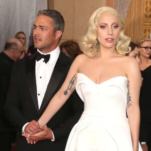 Taylor Kinney et sa compagne Lady Gaga - Photocall de la 88ème cérémonie des Oscars au Dolby Theatre à Hollywood. Le 28 février 2016