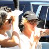 Lady Gaga fume au volant de sa Ford bronco à Beverly Hills, le 11 août 2016