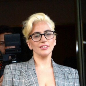La chanteuse Lady Gaga sort d'un immeuble à New York, le 4 août 2016. Lady Gaga is seen in New York on August 4, 2016.