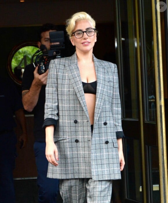 La chanteuse Lady Gaga sort d'un immeuble à New York, le 4 août 2016. Lady Gaga is seen in New York on August 4, 2016.