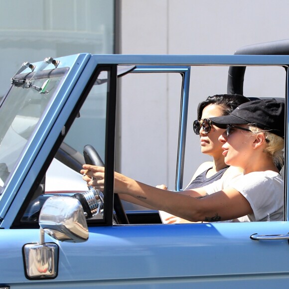 Lady Gaga fume au volant de sa Ford bronco à Beverly Hills, le 11 août 2016
