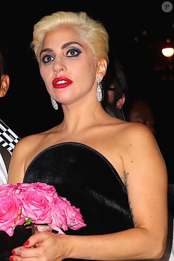 Lady Gaga accueillie par ses fans devant son appartement à New York, le 3 aout 2016