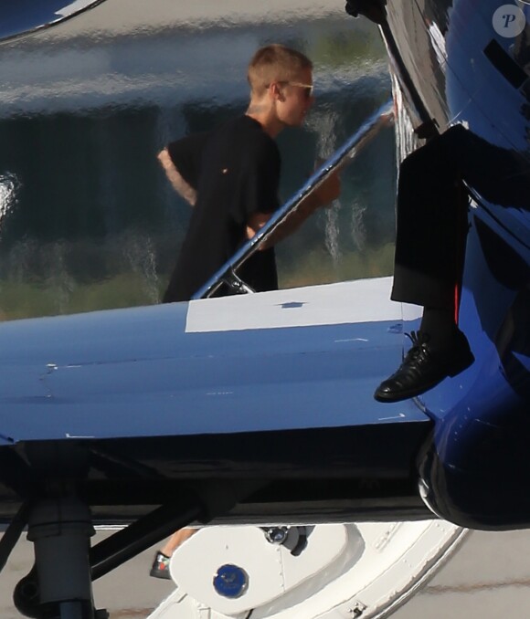 Justin Bieber et Sofia Richie montent ensemble dans un jet privé à Los Angeles. Ils se rendent au concert de Justin au Japon le 10 août 2016