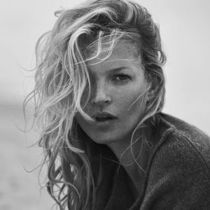 Kate Moss pose pour NAKED CASHMERE. Photo par Peter Lindbergh.