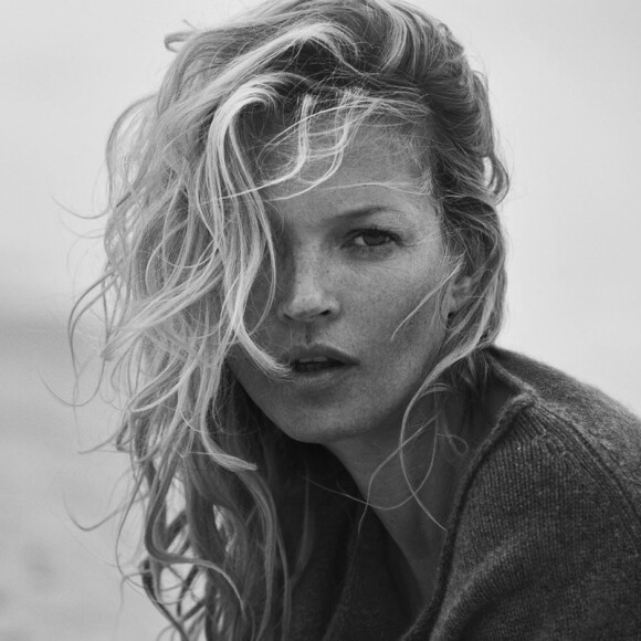 Kate Moss pose pour NAKED CASHMERE. Photo par Peter Lindbergh.