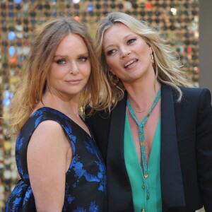 Stella McCartney et Kate Moss lors de la première mondiale du film "Absolutely Fabulous: The Movie" à Londres, le 29 juin 2016. © Ferdaus Shamim via ZUMA Wire/ Bestimage