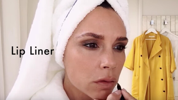 Victoria Beckham : Leçon de make-up en 5 minutes chrono ? Elle relève le défi !