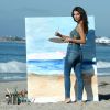 Emily Ratajkowski fait de la peinture sur la plage de Malibu, habillée d'un haut et d'un jean American Eagle. Los Angeles, le 16 août 2016.