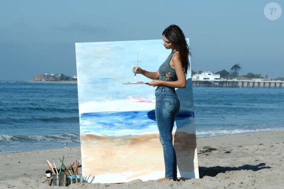 Emily Ratajkowski fait de la peinture sur la plage de Malibu, habillée d'un haut et d'un jean American Eagle. Los Angeles, le 16 août 2016.