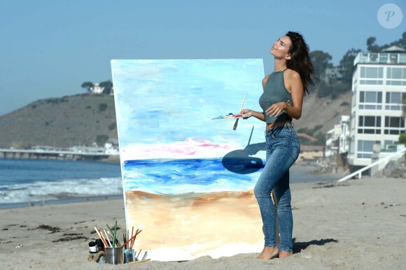 Emily Ratajkowski fait de la peinture sur la plage de Malibu, habillée d'un haut et d'un jean American Eagle. Los Angeles, le 16 août 2016.