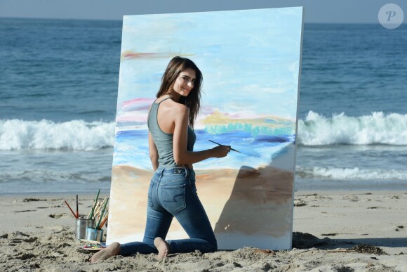 Emily Ratajkowski fait de la peinture sur la plage de Malibu, habillée d'un haut et d'un jean American Eagle. Los Angeles, le 16 août 2016.