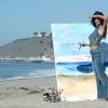 Emily Ratajkowski fait de la peinture sur la plage de Malibu, habillée d'un haut et d'un jean American Eagle. Los Angeles, le 16 août 2016.