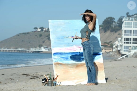 Emily Ratajkowski fait de la peinture sur la plage de Malibu, habillée d'un haut et d'un jean American Eagle. Los Angeles, le 16 août 2016.