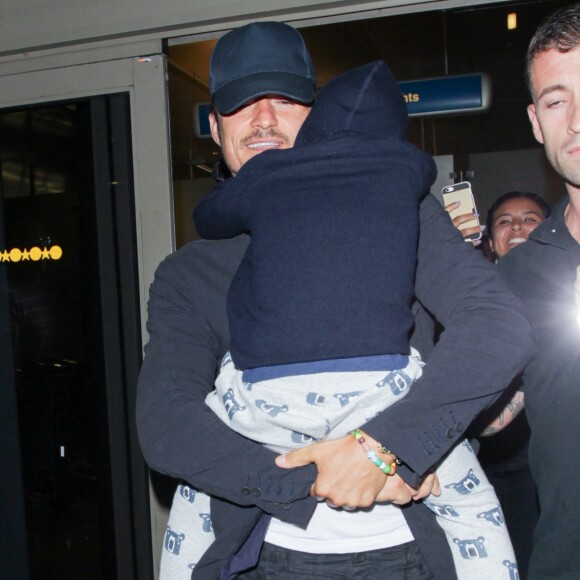 Orlando Bloom avec son fils Flynn et sa compagne Katy Perry arrivent à l'aéroport LAX de Los Angeles, Californie, Etats-Unis, le 9 août 2016.