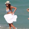 Julianne Hough et Nina Dobrev profitent de la vie en vacances a Miami, le 26 avril 2013.