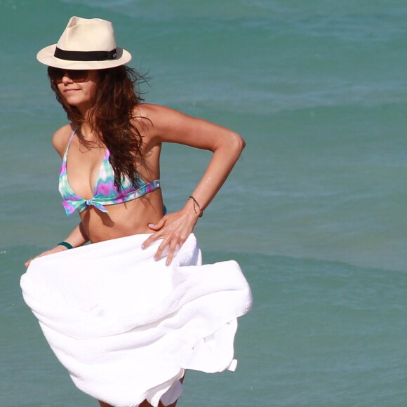 Julianne Hough et Nina Dobrev profitent de la vie en vacances a Miami, le 26 avril 2013.