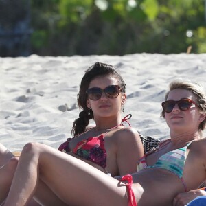 Nina Dobrev et Julianne Hough se detendent sur la plage avec des amis a Miami, le 28 avril 2013.