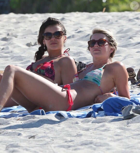 Nina Dobrev et Julianne Hough se detendent sur la plage avec des amis a Miami, le 28 avril 2013.