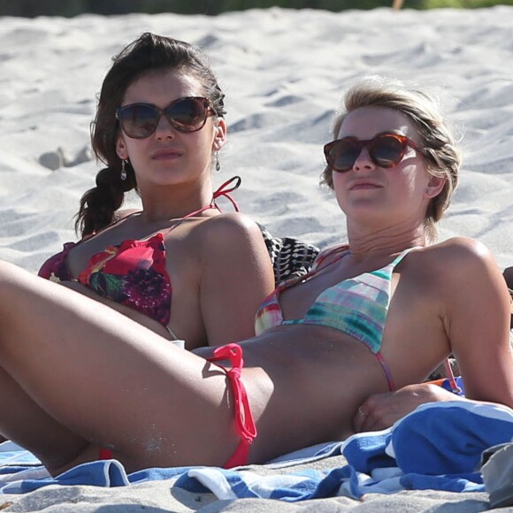 Nina Dobrev et Julianne Hough se detendent sur la plage avec des amis a Miami, le 28 avril 2013.