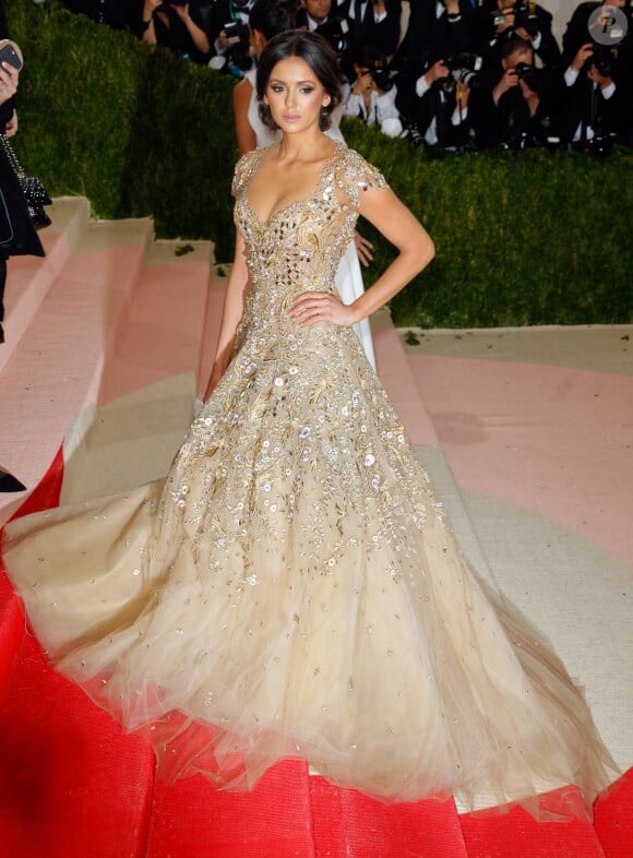 Nina Dobrev - Soirée Costume Institute Benefit Gala 2016 (Met Ball) sur le thème de "Manus x Machina" au Metropolitan Museum of Art à New York, le 2 mai 2016.