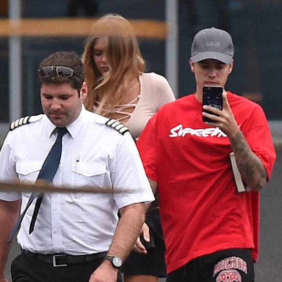 Justin Bieber et Bronte Blampied à l'héliport de Londres pour se rendre à Staffordshire le 21 août 2016