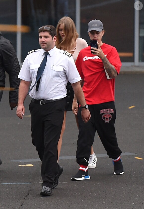 Justin Bieber et Bronte Blampied à l'héliport de Londres pour se rendre à Staffordshire le 21 août 2016
