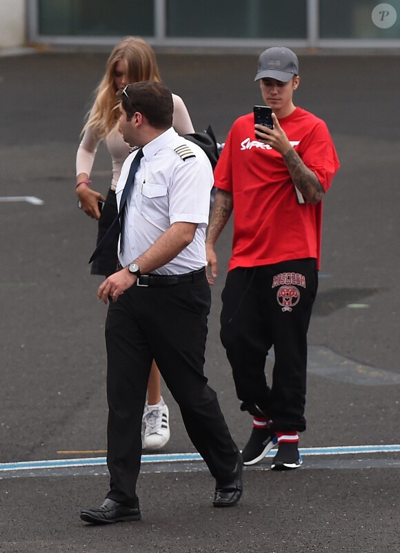 Justin Bieber et Bronte Blampied à l'héliport de Londres pour se rendre à Staffordshire le 21 août 2016