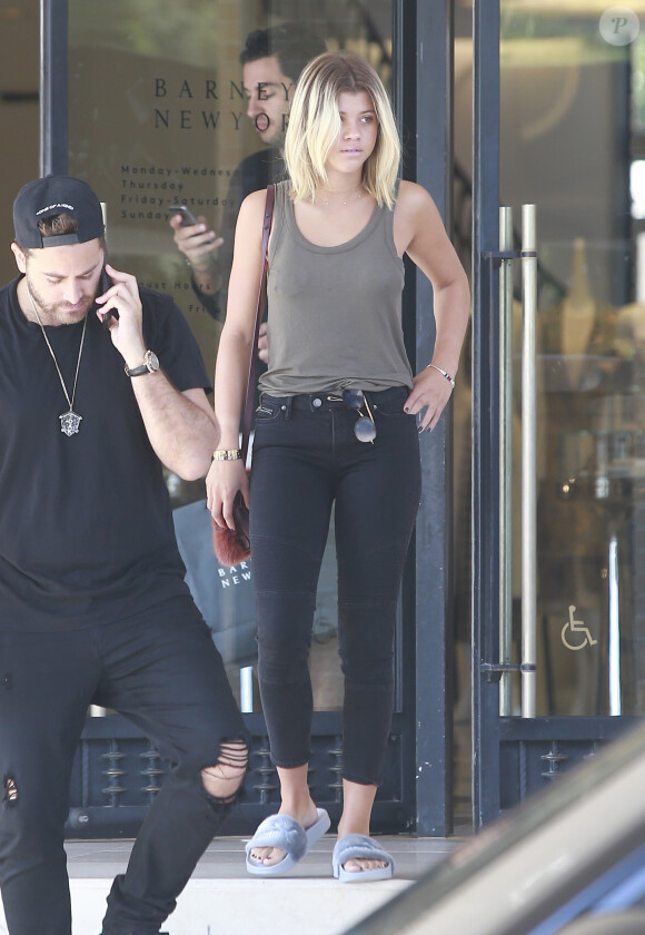 Exclusif - Sofia Richie fait du shopping à Barney's New York à Beverly Hills, le 20 août 2016  For germany call for price Exclusive - Model Sofia Richie leaves Barney's New York in Beverly Hills, California on August 20, 2016. She has taken the recent drama her new boyfriend Justin Bieber has caused pretty lightly.20/08/2016 - Beverly Hills