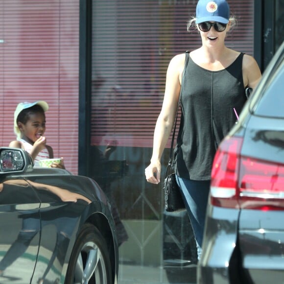 Exclusif - Charlize Theron se promène avec sa mère Gerda et ses enfants August et Jackson dans les rues de West Hollywood le 21 août 2016