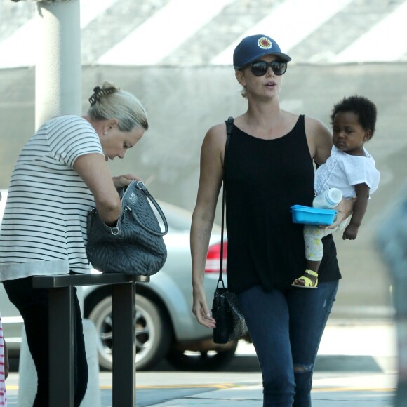 Exclusif - Charlize Theron se promène avec sa mère Gerda et ses enfants August et Jackson dans les rues de West Hollywood le 21 août 2016