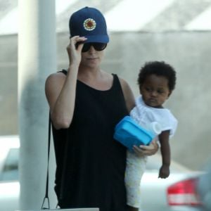 Exclusif - Charlize Theron se promène avec sa mère Gerda et ses enfants August et Jackson dans les rues de West Hollywood le 21 août 2016