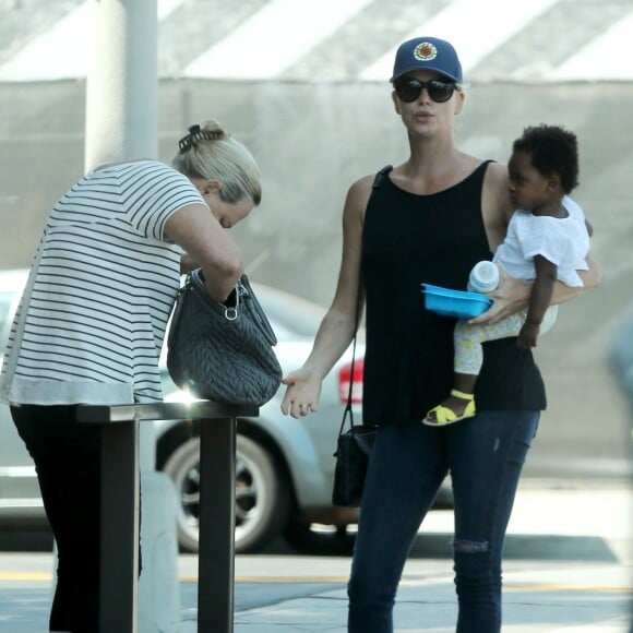 Exclusif - Charlize Theron se promène avec sa mère Gerda et ses enfants August et Jackson dans les rues de West Hollywood le 21 août 2016