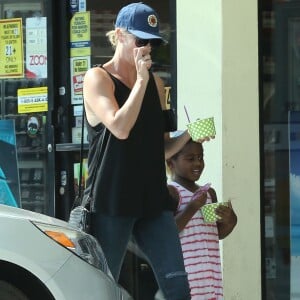 Exclusif - Charlize Theron se promène avec sa mère Gerda et ses enfants August et Jackson dans les rues de West Hollywood le 21 août 2016