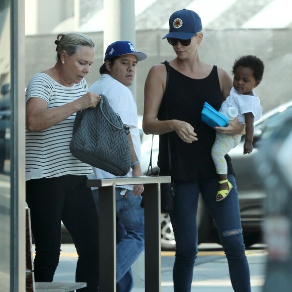 Exclusif - Charlize Theron se promène avec sa mère Gerda et ses enfants August et Jackson dans les rues de West Hollywood le 21 août 2016