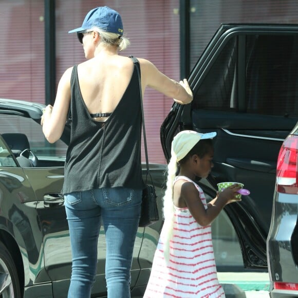 Exclusif - Charlize Theron se promène avec sa mère Gerda et ses enfants August et Jackson dans les rues de West Hollywood le 21 août 2016