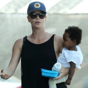 Exclusif - Charlize Theron se promène avec sa mère Gerda et ses enfants August et Jackson dans les rues de West Hollywood le 21 août 2016