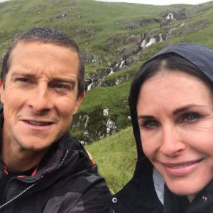 Bear Grylls et Courteney Cox posent sur Instagram. Juillet 2016