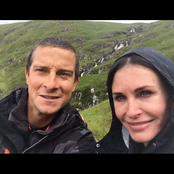 Bear Grylls et Courteney Cox posent sur Instagram. Juillet 2016
