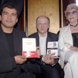 L'écrivain Guy Goffette, lauréat du Prix Marcel Pagnol, posant avec Daniel Picouly et Jacqueline Pagnol au Fouquet's le 8 juin 2006