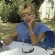 En France, à Autheuil dans l'Eure, Jacqueline Pagnol chez elle dans le jardin de sa maison de campagne le 14 août 1986