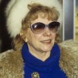 En France, à Paris, Jacqueline Pagnol portant une toque en fourrure et des lunettes de soleil en mars 1985
